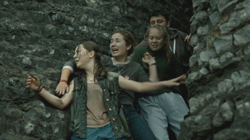Îngrămădiți printre stânci, tinerii aud împușcături de deasupra / Foto: Nordisk Film