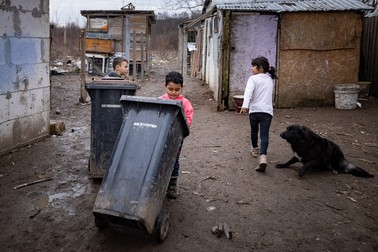 Eugen, 7 ani, Andrei, 5 ani, şi Diana, 7 ani, se ocupă de pubele