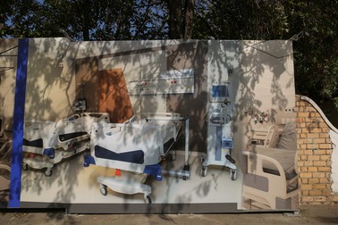 Panourile cuprind imagini cu felul în care vor fi amenajate saloanele din spital