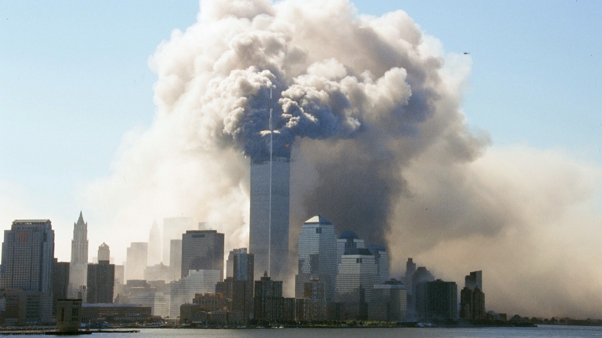 Turnurile gemene din New York, după atentatele din 11 septembrie 2001, se vede cum iese fum din ele 