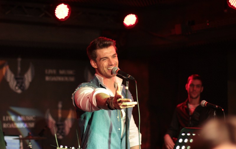 Bogdan Vladau a cantat pentru Bianca Dragusanu si iubitul ei I FOTO