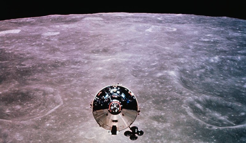 Modulul de Comandă și Servicii Apollo 10 orbitează la 112 km deasupra suprafeței Lunii în această imagine surprinsă din Modulul Lunar după separarea din 22 mai 1969. Orizontul Lunii se află la aproximativ 600 km distanță. Sursă foto: Getty Images