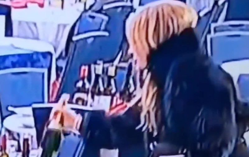O femeie misterioasă a șterpelit sticlele de vin de pe mesele evenimentului la care a avut loc tentativa de asasinat asupra lui Donald Trump