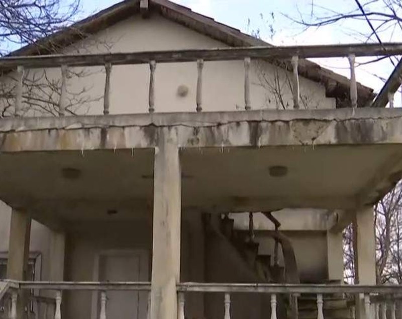 Imagini cu casa pe care Viorel Lis a construit-o în Zărnești, localitatea natală. Imobilul a ajuns în paragină