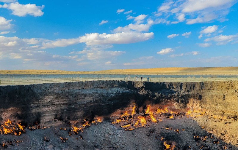 „Porțile iadului” se închid. Cum va fi stins craterul de gaz Darvaza din Turkmenistan