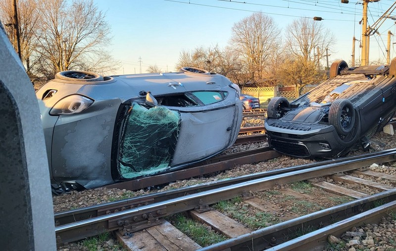 Imagini cu mașinile căzute pe șine, după accidentul de la Roșiori. Trenul marfar, lovit de un tren cu pasageri