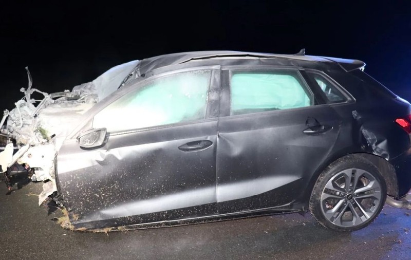Șofer aruncat cu tot cu centura de siguranță 40 de metri din mașină, găsit mort pe câmp de polițiștii care-l urmăreau, în Germania