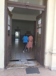 O pacientă este condusă în camera ei de către o infirmieră&nbsp;