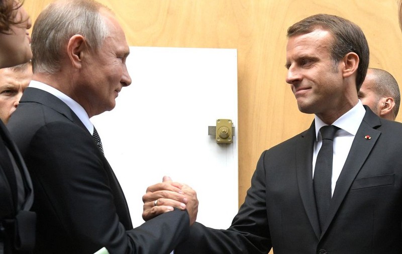 Vladimir Putin i-a cerut lui Macron ca Occidentul să oprească furnizarea de arme pentru Ucraina