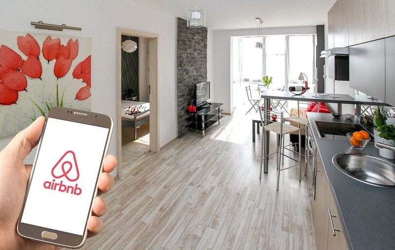 Airbnb interzice expres petrecerile în locuințele închiriate, după crimele din California