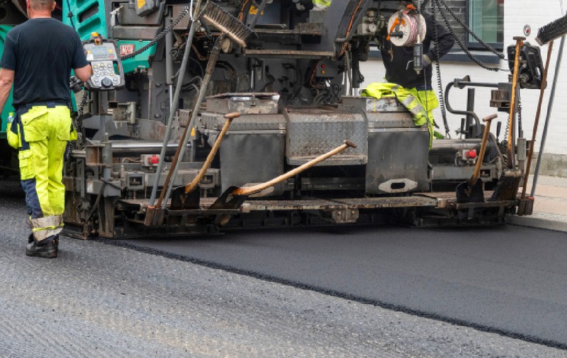 Cum poți obliga Primăria, prin lege, să îți construiască drum de acces către casă,, dacă ești izolat sau mergi prin noroi. Avocatul Adrian Cuculis: „Accesul la drumul public e garantat”