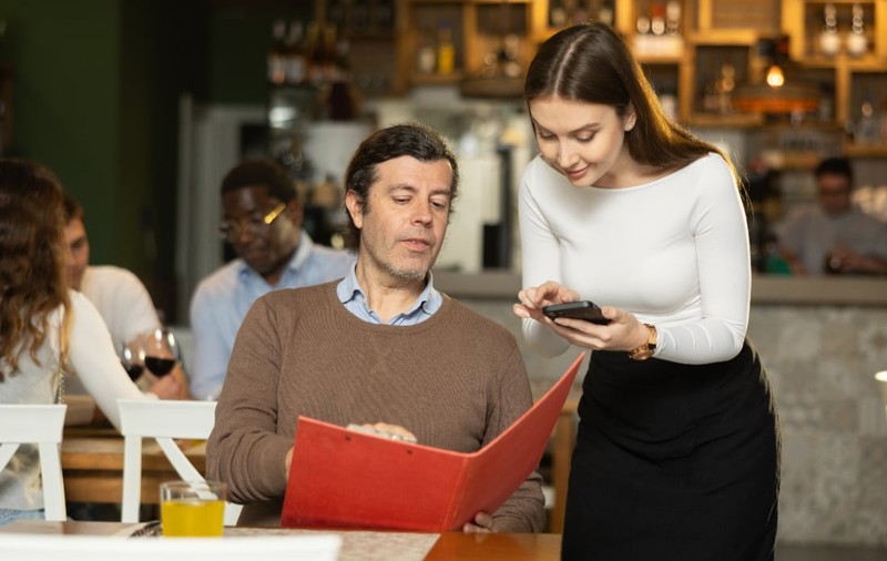 Un restaurant din Copenhaga percepe o taxă suplimentară dacă nu termini tot din farfurie: „Mănâncă atât cât poți, nu arunca atât cât poți”