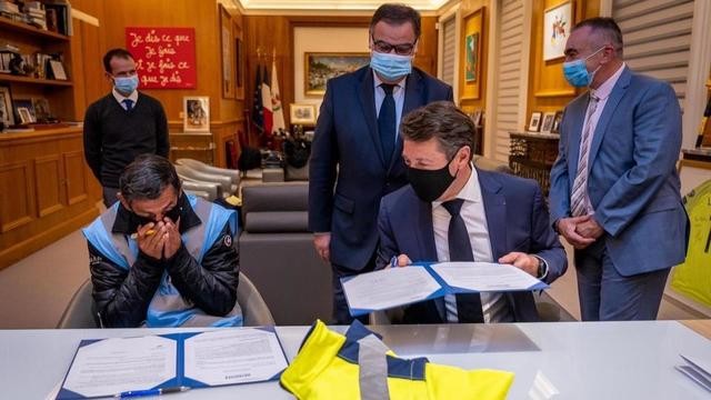 Jojo și primarul din Nisa, la semnarea contractului de angajare. Foto: CNews / Primăria Nisa