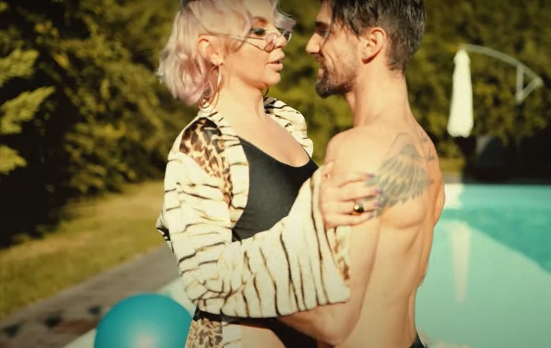 Eliza Natanticu de la „Asia Express”, în brațele unui actor, altul decât soțul, în videoclipul melodiei sale. „De vină suntem noi”
