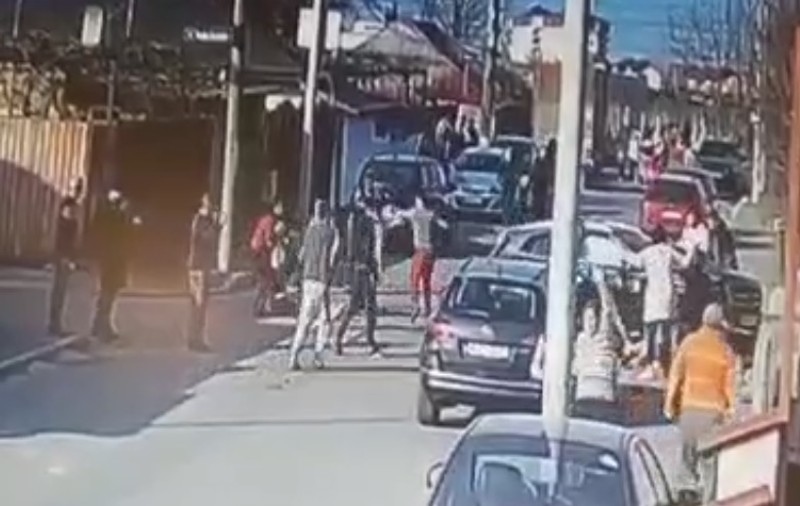 Momentele în care șoferița și pasagerul din Mercedes sunt loviți, după accidentul în care două fete au fost ucise pe trotuar