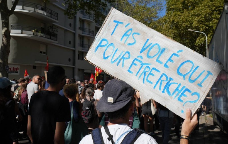 Franța, paralizată de grevele masive împotriva austerității lui Macron