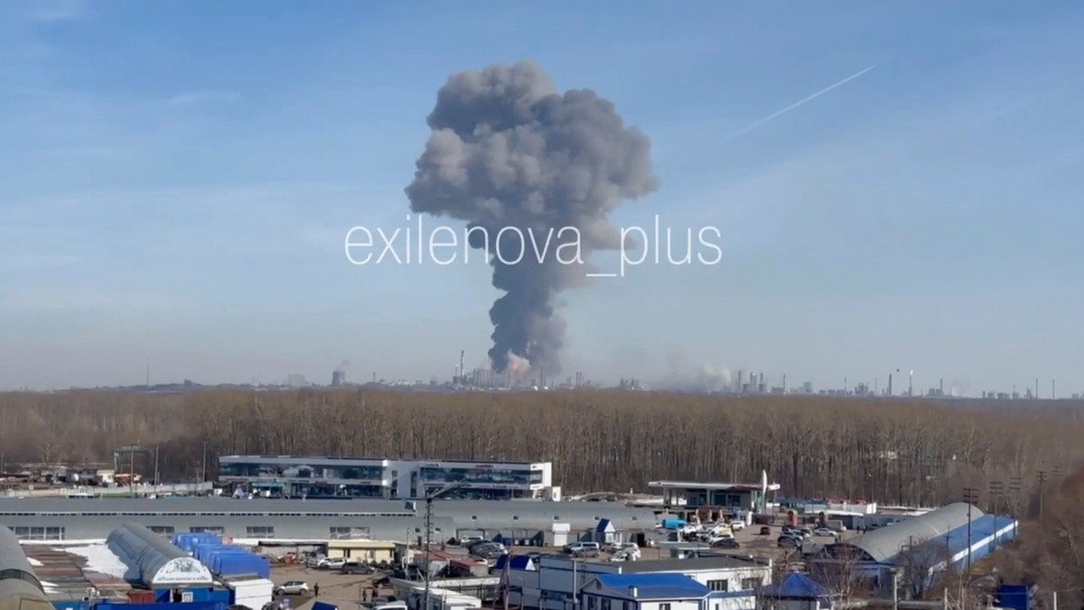 Una dintre cele mai mari uzine petrochimice din Rusia - Nizhnekamskneftekhim - a explodar la Nizhnekamsk, Tatarstan, într-o detonare gigantică misterioasă, cu nori ridicându-se la mii de metri.