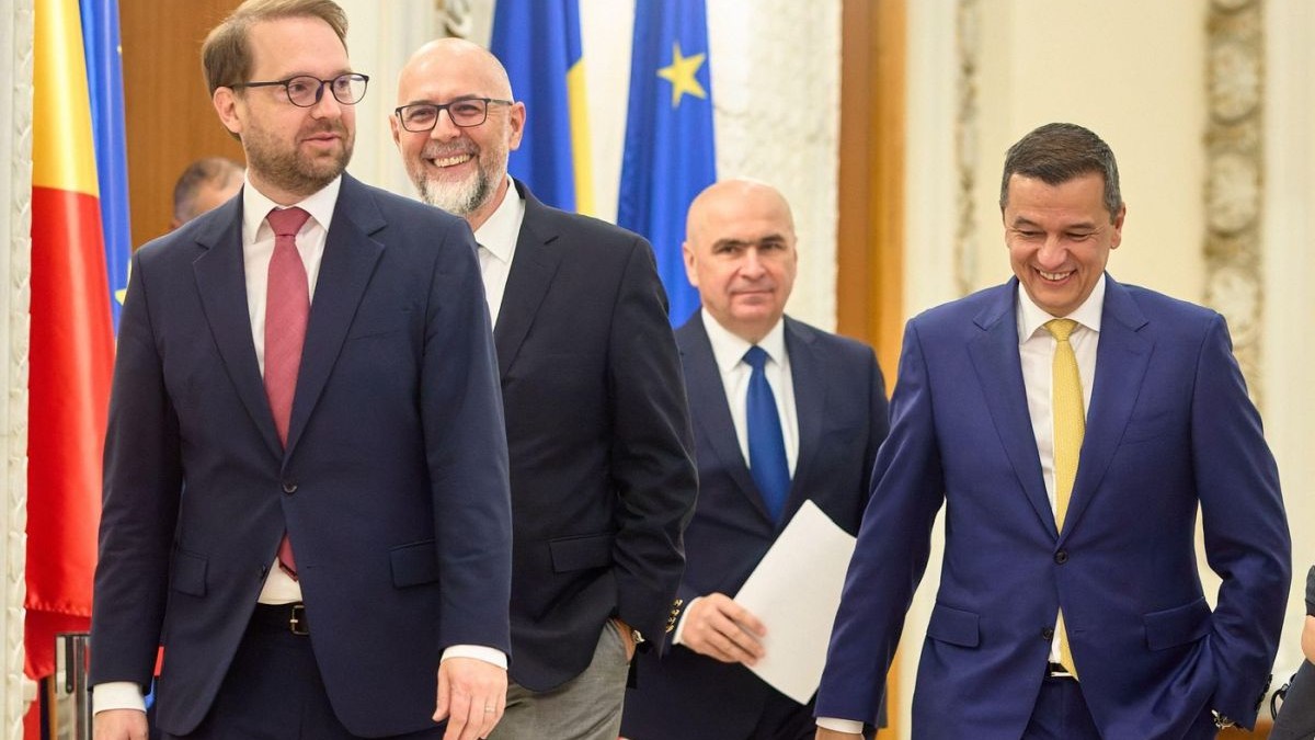 Dominic Fritz, Kelemen Hunor, Ilie Bolojan și Sorin Grindeanu sosesc la conferința de presă care a urmat semnării acordului de guvernare din iunie 2025