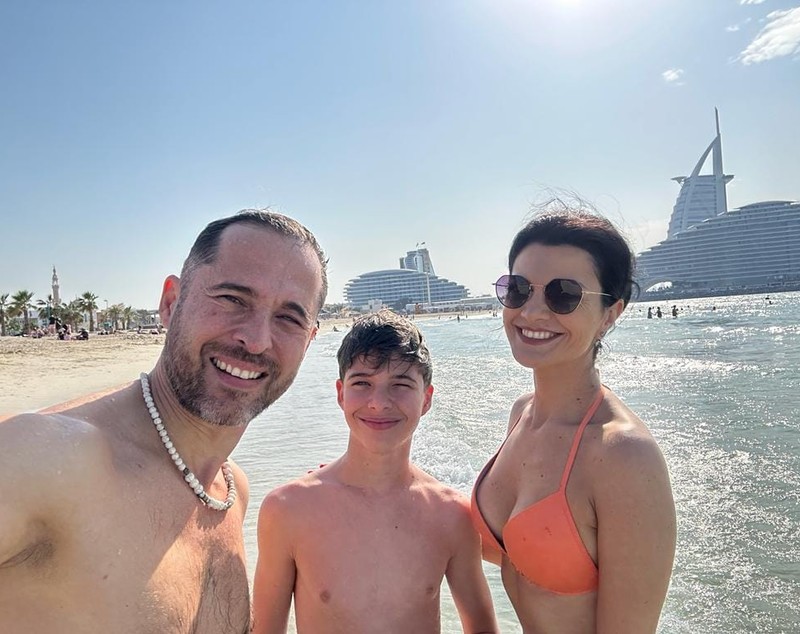 Cum se înțelege iubita lui Dinu Maxer cu fiul acestuia, dar și cu mama artistului. Magdalena rupe tăcerea. „Vorbim despre pasiunile lui”