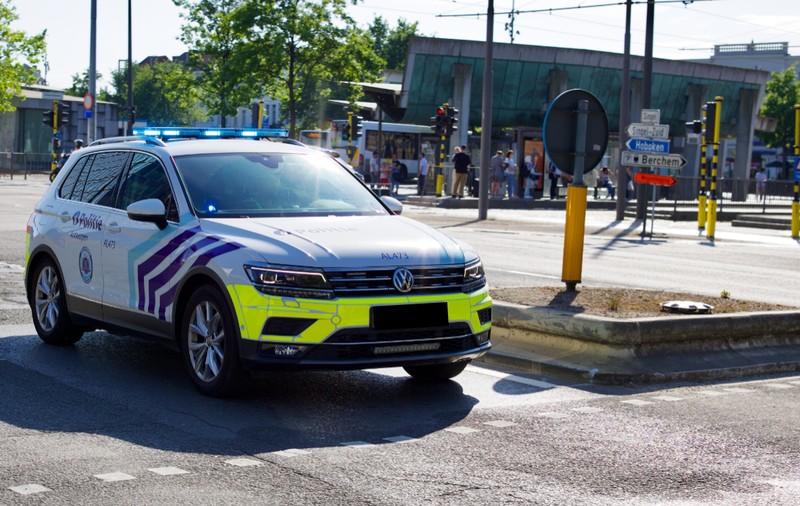 Un copil de 6 ani a fost lovit de mașina de poliție pe trecerea de pietoni, în timpul urmăririi unui șofer beat, în Anvers