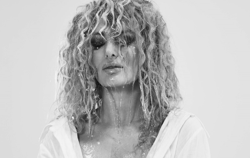 Delia lansează piesa „Dragoste cu dinți”. Cum arată artista în noul videoclip
