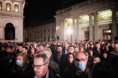 Unii dintre credincioși au ales să poarte mască de protecție. După doi ani de restricții aceasta nu mai e obligatorie, ci recomandată în spații aglomerate