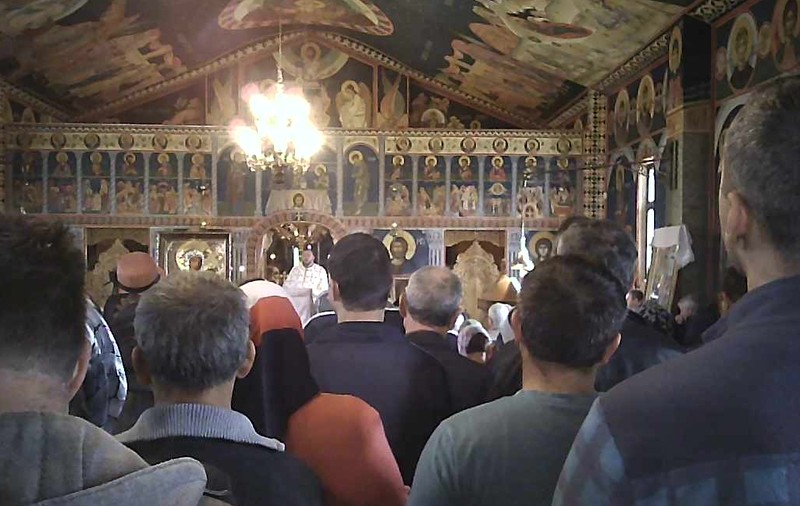 CAMERA ASCUNSĂ / Slujbă amenințătoare în zi de referendum: Mânios că nu s-au dus la vot, preotul din Voluntari le spune oamenilor că vor arde ca grecii şi că homosexualii vor abuza sexual copiii!