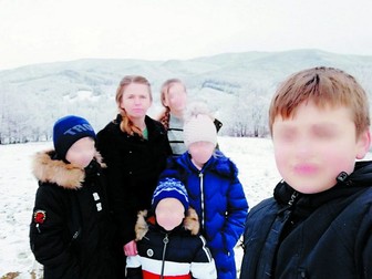 Cristina și cei cinci copii ai ei. Foto: Crai Nou
