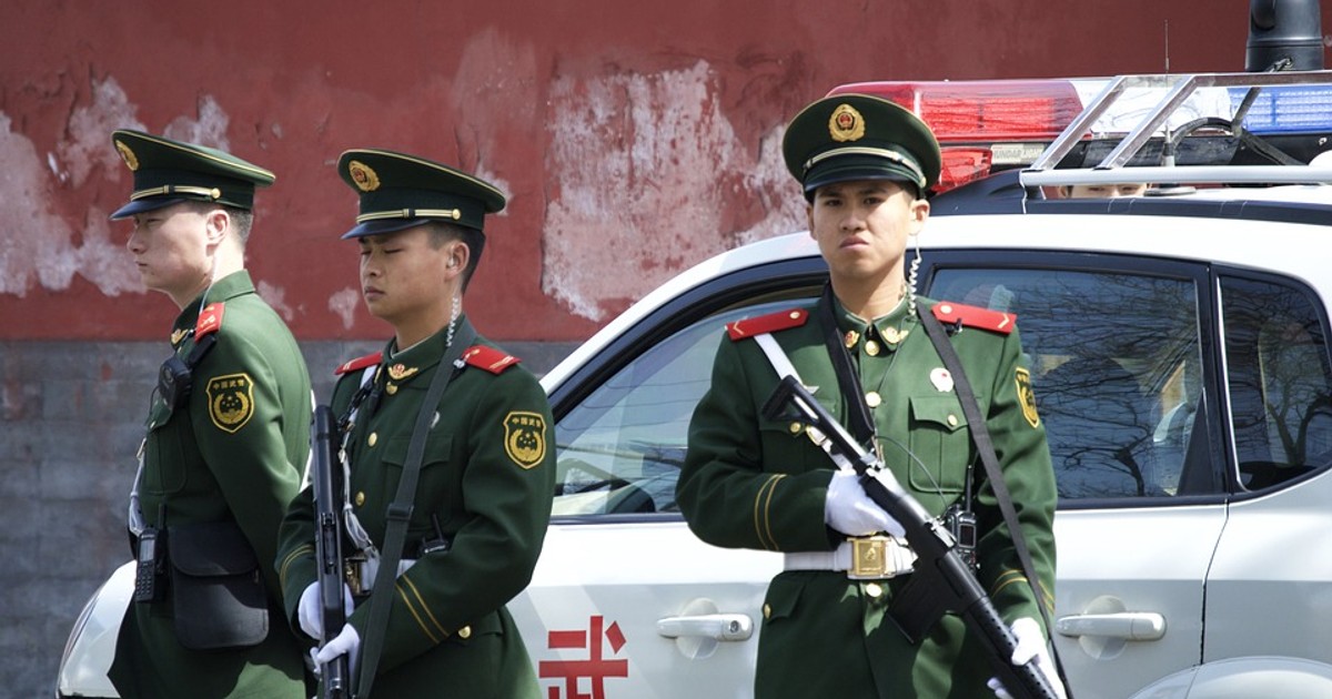 Canadian condamnat la moarte în China. Trei polițiști chinezi, cu arme în mână