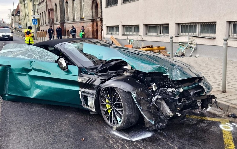 Un șofer cu Aston Martin, care a ucis o femeie și a spulberat o stație de autobuz, a fost eliberat, în Ungaria: „Ar trebui să îi ia permisul pe viață”