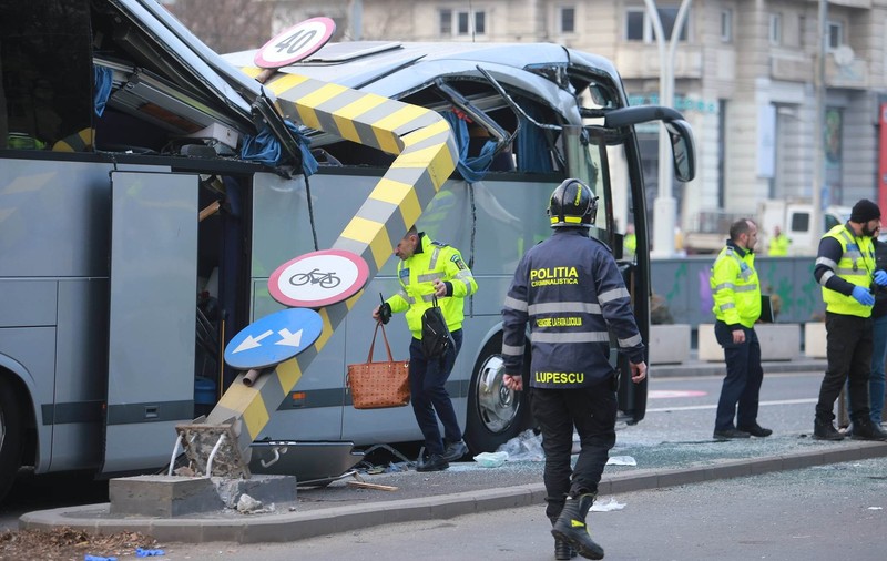 Ce spun doi experți despre accidentul cu zeci de turiști de la Pasajul Unirii: Posibil ca șoferul să fi mers cu o aplicație GPS și să nu fi respectat limita de înălțime
