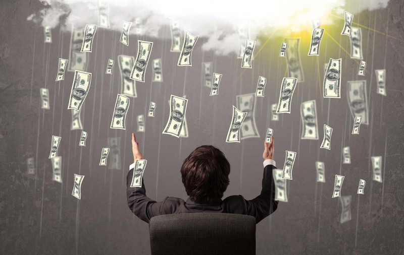 Cum își cheltuie românii salariile, în funcție de generație