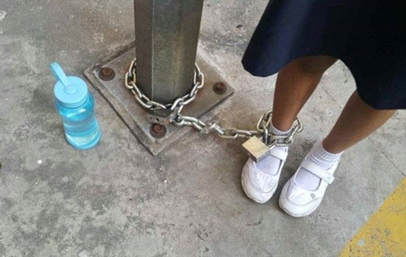 Un tată din Iași și-a legat fiica cu lanțuri și a lovit-o cu făcălețul. Ce pedeapsă a primit