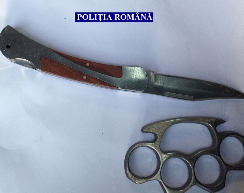 UPDATE: Săbii, macete și un pistol, confiscate din casele unor romi din Timiș. Ce au descoperit procurorii în urma descinderilor