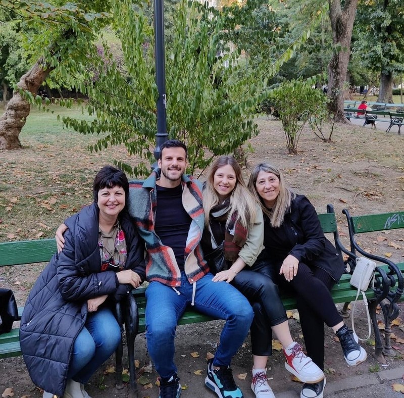 Patricio și Daniela Matricardi alături de mamele lor la relaxare în parcul Cișmigiu, vechi din 1847