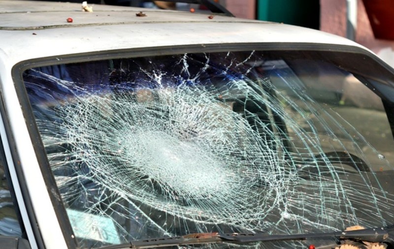 Un bărbat din Timișoara a spart parbrizele mai multor mașini după o ceartă cu iubita