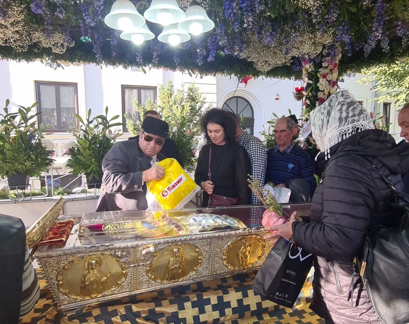 Teama de război a intrat în rugăciunile pelerinilor de la Sfânta Parascheva. „Să ne ferească Sfânta de toți cei răi!”