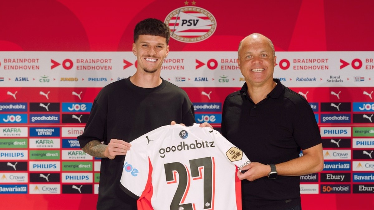 Parma a anunţat că mijlocaşul Dennis Man a fost transferat definitiv la PSV Eindhoven. El a semnat un contract pe patru sezoane.