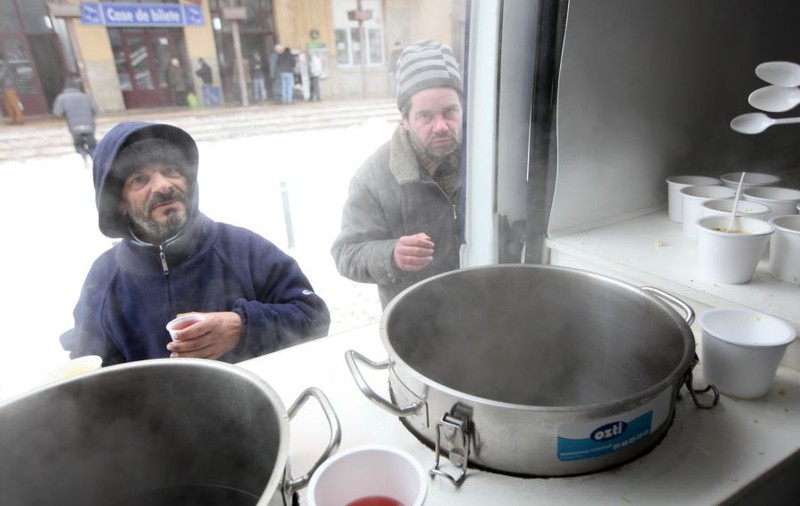 Oamenii străzii dau năvală în adăposturile primăriei şi se îngrămădesc la ceaiuri calde!