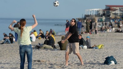 Românii încep vara cu o minivacanță. Cum pică zilele libere acordate de stat