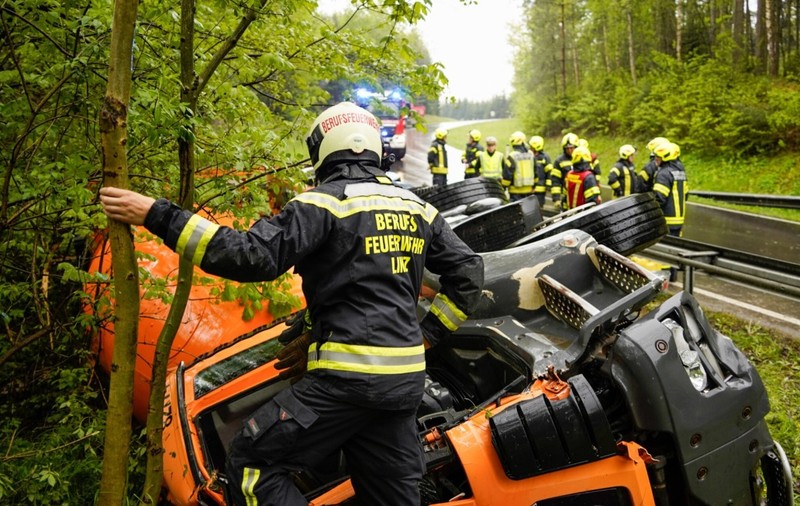 Un șofer român care abia devenise tată a murit pe un drum din Austria, unde s-a răsturnat cu betoniera și a fost strivit în cabină