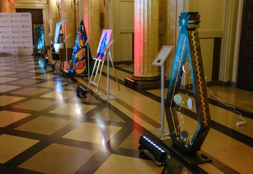 23 de brazi creați de artiști plastici și designeri vor fi licitați anul acesta pentru a strânge bani pentru „Salvați Copiii”