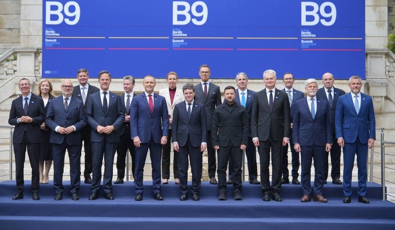 Liderii prezenți la Summitul B9 și al țărilor nordice au făcut fotografia oficială de grup la Palatul Cotroceni, pe 13 mai 2026. Președintele României, Nicușor Dan, apare în centru, alături de președintele Ucrainei, Volodimir Zelenski, președintele Poloniei, Karol Nawrocki, secretarul general al NATO, Mark Rutte, și lideri sau reprezentanți ai statelor de pe Flancul Estic, ai țărilor nordice și ai SUA. Foto: Profimedia Images
