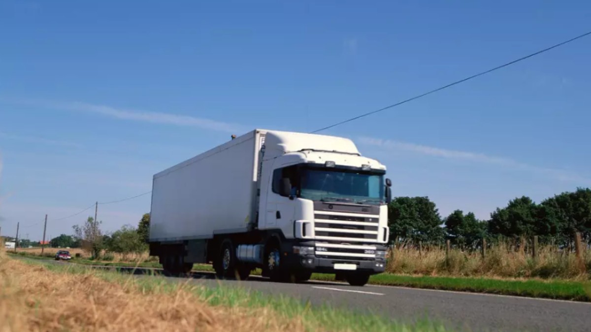 Un TIR alb pe șosea