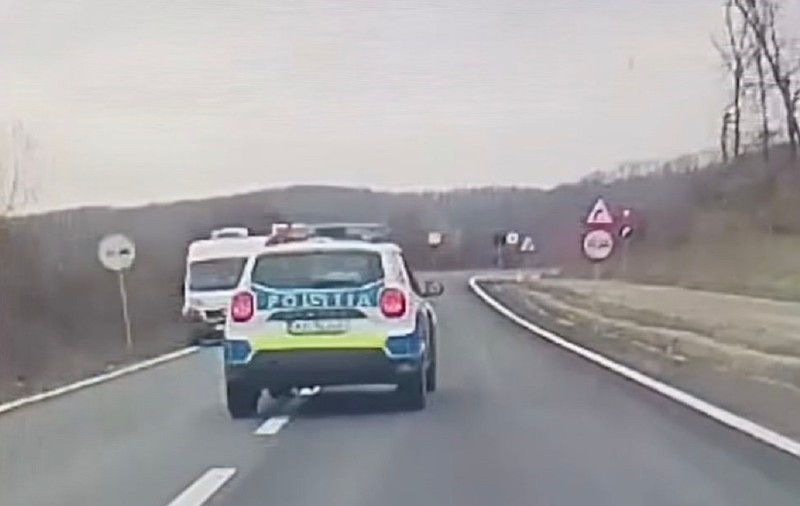 Video cu momentul în care un Duster de Poliție depășește și obligă șoferul unui microbuz să iasă pe acostament, ca să nu se ciocnească, în Sălaj