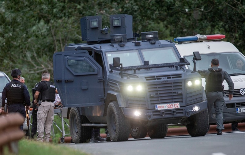 Confruntări armate între poliția din Kosovo și un grup puternic înarmat care a luat cu asalt o mănăstire. Cel puțin 4 morți