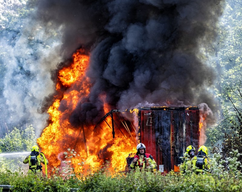 Mii de baterii au explodat și au aprins un camion și vegetația de pe marginea autostrăzii, în Germania