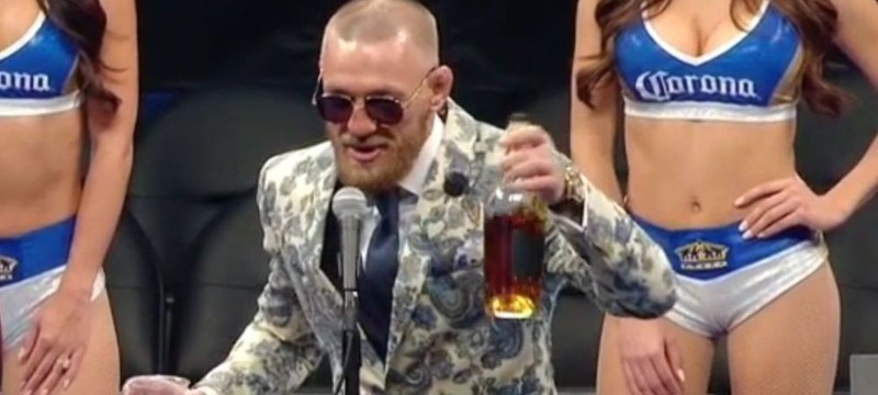 Conor McGregor cu sticla