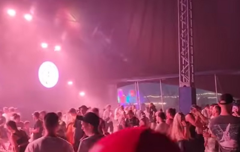 Momentul în care un cort cade peste zeci de tineri la un festival din Slovacia, după o vijelie: 12 răniți