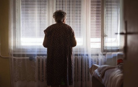 Cum i-a dat o pensionară toate economiile ei, 35.000 de euro, unui tânăr de 19 ani care a sunat la ușa casei. Imagine cu caracter ilustrativ. Sursă foto: Getty Images